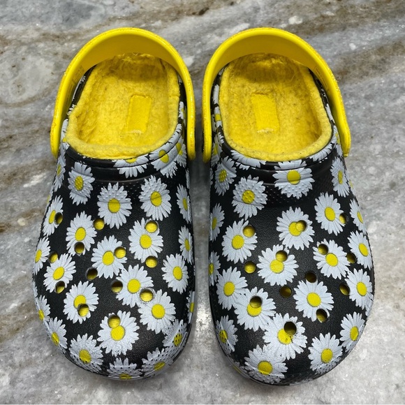 CROCS CROCS Lined Classic Clog Vacay Vibe Daisy Print Girls Size J1 Yellow Black - Picture 2 of 9